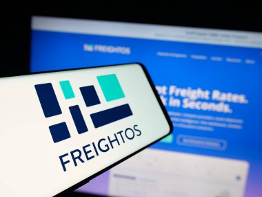 Stuttgart, Almanya - 09-25-2025: İnternet sitesinin önünde, nakliye şirketi Freightos Ltd. nin logosuna sahip akıllı telefon. Telefon ekranının soluna odaklan.