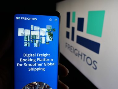Stuttgart, Almanya - 09-25-2025: Nakliye şirketi Freightos Lt. 'nin internet sayfası olan cep telefonu logonun önünde ekranda. Telefon ekranının merkezine odaklan.