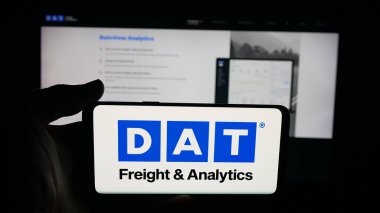 Stuttgart, Almanya - 09-25-2025: Yük analizi şirketi DAT Solutions LLC 'nin logosunun bulunduğu cep telefonu web sayfası önünde ekranda. Telefon ekranına odaklan.