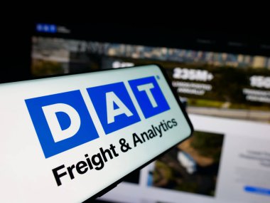 Stuttgart, Almanya - 09-25-2025: Yük analitik şirketi DAT Solutions LLC 'nin logosuna sahip akıllı telefon web sitesinin önünde ekranda. Telefon ekranının merkez soluna odaklan.