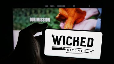 Stuttgart, Almanya - 09-25-2025: ABD 'li vejetaryen mutfak şirketi Wicked Foods Inc.' in logosunu taşıyan cep telefonu web sitesinin önünde. Telefon ekranına odaklan.