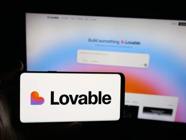 Stuttgart, Almanya - 09-25-2025: İsveçli ai yazılım şirketi Lovable Labs Inc. 'in logosuna sahip kişi web sitesinin önünde ekranda. Telefon ekranına odaklan.