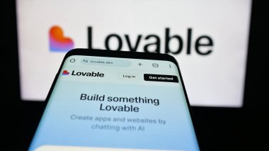 Stuttgart, Almanya - 09-25-2025: İsveçli ai yazılım şirketi Lovable Labs Inc. 'in web sitesi olan cep telefonu logonun önünde ekranda. Telefon ekranının sol üst kısmına odaklan.