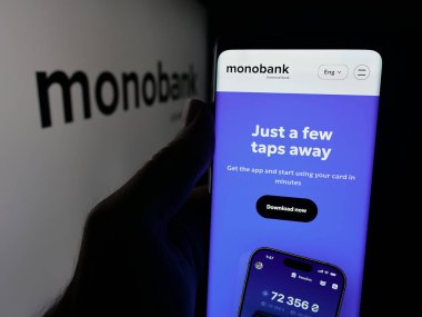 Stuttgart, Almanya - 09-25-2025: Ukraynalı çevrimiçi banka şirketi Monobank 'in web sitesi ile akıllı telefon sahibi kişi logonun önünde ekranda. Telefon ekranının merkezine odaklan.