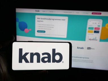 Stuttgart, Almanya - 09-25-2025: Hollandalı banka şirketi Knab N.V. 'nin logosunun bulunduğu akıllı telefon web sitesinin önünde ekranda. Telefon ekranına odaklan.