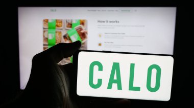 Stuttgart, Almanya - 09-25-2025: Suudi Arabistan yemek şirketi Calo Inc. 'in logosunun bulunduğu cep telefonu web sayfasının önünde ekranda. Telefon ekranına odaklan.