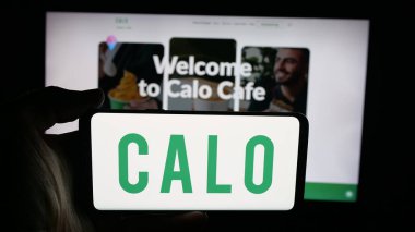 Stuttgart, Almanya - 09-25-2025: Suudi Arabistan yemek şirketi Calo Inc. 'in logosunun bulunduğu cep telefonu web sayfasının önünde ekranda. Telefon ekranına odaklan.