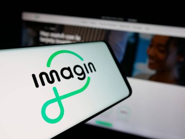 Stuttgart, Almanya - 09-26-2025: İnternet sitesinin önünde ekranda İspanyol banka imajinersGen S.A. (Imagin) logosu bulunan akıllı telefon. Telefon ekranının merkez soluna odaklan.