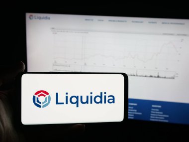 Stuttgart, Almanya - 09-26-2025: ABD 'li biyofizik şirketi Liquidia Corporation' ın logosuna sahip akıllı telefon sahibi kişi web sitesinin önünde ekranda. Telefon ekranına odaklan.