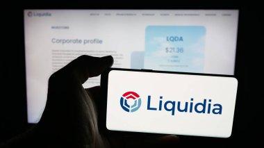 Stuttgart, Almanya - 09-26-2025: ABD 'li biyofizik şirketi Liquidia Corporation' ın logosunun bulunduğu cep telefonu web sayfası önünde ekranda. Telefon ekranına odaklan.
