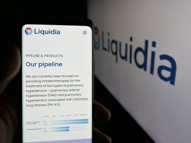 Stuttgart, Almanya - 09-26-2025: ABD 'li biyofizik şirketi Liquidia Corporation' ın web sayfası olan cep telefonu logosu önünde ekranda. Telefon ekranının merkezine odaklan.