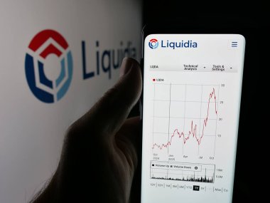 Stuttgart, Almanya - 09-26-2025: ABD 'li biyofizik şirketi Liquidia Corporation' ın web sayfası ile akıllı telefon sahibi kişi logonun önünde ekranda. Telefon ekranının merkezine odaklan.