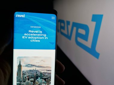 Stuttgart, Almanya - 09-26-2025: ABD 'li EV şarj şirketi Revel Transit Inc.' in web sayfası olan cep telefonu logonun önünde ekranda. Telefon ekranının merkezine odaklan.