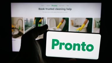 Stuttgart, Almanya - 09-26-2025: Hintli ev imdat uygulaması şirketi Pronto 'nun logosunun bulunduğu cep telefonu web sayfası önünde ekranda. Telefon ekranına odaklan.