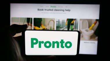 Stuttgart, Almanya - 09-26-2025: Cep telefonunda Hint ev imdat uygulaması şirketi Pronto 'nun logosu olan kişi web sayfasının önünde ekranda. Telefon ekranına odaklan.