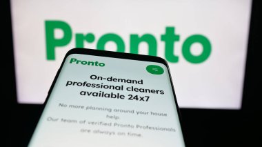 Stuttgart, Almanya - 09-26-2025: Hintli ev uygulaması uygulaması şirketi Pronto 'nun web sitesiyle birlikte cep telefonu logonun önünde ekranda. Telefon ekranının sol üst kısmına odaklan.