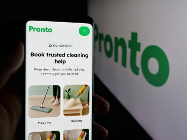 Stuttgart, Almanya - 09-26-2025: Hindistan Ev Yardım Uygulama Şirketi Pronto 'nun internet sayfası olan cep telefonu logosu önünde ekranda. Telefon ekranının merkezine odaklan.