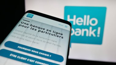 Stuttgart, Almanya - 09-26-2025: Fransız fintech şirketi Hello Bank 'in web sitesiyle birlikte logo önünde ekranda. Telefon ekranının sol üst kısmına odaklan.