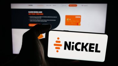 Stuttgart, Almanya - 09-26-2025: Fransız fintech şirketi Nickel Bank 'ın logosunun bulunduğu cep telefonu web sayfasının önünde ekranda. Telefon ekranına odaklan.