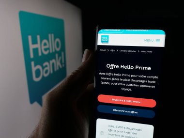 Stuttgart, Almanya - 09-26-2025: Fransız fintech şirketi Hello Bank 'ın internet sayfası ile akıllı telefon sahibi kişi logonun önünde ekranda. Telefon ekranının merkezine odaklan.