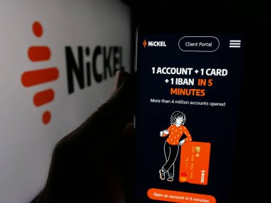 Stuttgart, Almanya - 09-26-2025: Fransız fintech şirketi Nickel Bank 'ın web sitesi ile akıllı telefon sahibi kişi logonun önünde ekranda. Telefon ekranının merkezine odaklan.