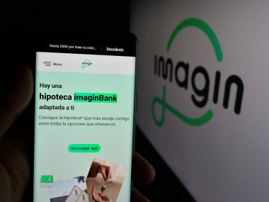 Stuttgart, Almanya - 09-26-2025: İspanyol bankasının imajinersGen S.A. (Imagin) web sayfası logonun önünde bulunan kişi. Telefon ekranının merkezine odaklan.