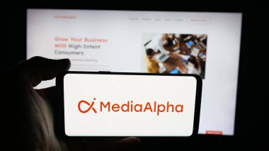 Stuttgart, Almanya - 09-27-2025: Müşteri edinme şirketi MediaAlpha Inc. 'in logosunun bulunduğu cep telefonu web sayfasının önünde ekranda. Telefon ekranına odaklan.