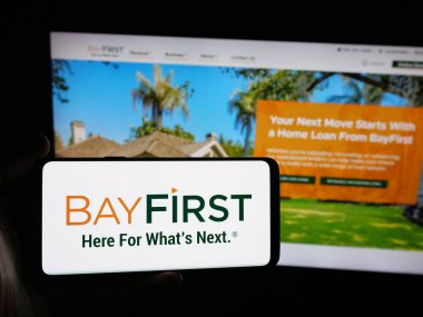 Stuttgart, Almanya - 09-27-2025: ABD 'li finans şirketi BayFirst National Bank' ın logosunu taşıyan kişi web sitesinin önünde ekranda. Telefon ekranına odaklan.