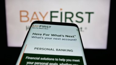 Stuttgart, Almanya - 09-27-2025: ABD 'li finans şirketi BayFirst National Bank' ın web sitesi logo önünde ekranda. Telefon ekranının sol üst kısmına odaklan.