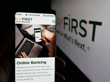 Stuttgart, Almanya - 09-27-2025: ABD 'li finans şirketi BayFirst National Bank' ın web sayfası olan cep telefonu logosu önünde ekranda. Telefon ekranının merkezine odaklan.
