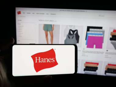 Stuttgart, Almanya - 09-27-2025: ABD 'li giyim şirketi Hanesbrand Inc.' in logosunu taşıyan kişi web sitesinin önünde ekranda. Telefon ekranına odaklan.