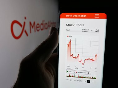 Stuttgart, Almanya - 09-27-2025: Müşteri edinme şirketi MediaAlpha Inc. 'in internet sayfası olan cep telefonu logonun önünde ekranda. Telefon ekranının merkezine odaklan.