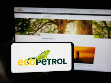Stuttgart, Almanya - 09-27-2025: Sitenin önünde ekranda Kolombiyalı petrol şirketi Ecopetrol S.A. 'nın logosunun bulunduğu akıllı telefonu tutan kişi. Telefon ekranına odaklan.