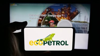 Stuttgart, Almanya - 09-27-2025: Cep telefonunda Kolombiyalı petrol şirketi Ecopetrol S.A. 'nın logosu olan kişi web sayfasının önünde ekranda. Telefon ekranına odaklan.