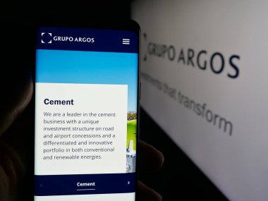 Stuttgart, Almanya - 09-27-2025: Kolombiyalı Grupo Argos S.A. şirketinin internet sayfası olan cep telefonu logosu önünde ekranda. Telefon ekranının merkezine odaklan.