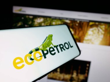 Stuttgart, Almanya - 09-27-2025: Kolombiyalı petrol şirketi Ecopetrol S.A. 'nın logolu akıllı telefon web sitesinin önünde ekranda. Telefon ekranının merkez soluna odaklan.