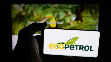 Stuttgart, Almanya - 09-27-2025: Cep telefonunda Kolombiyalı petrol şirketi Ecopetrol S.A. 'nın logosu olan kişi web sayfasının önünde ekranda. Telefon ekranına odaklan.
