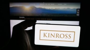 Stuttgart, Almanya - 09-27-2025: Maden şirketi Kinross Gold Corporation 'ın logosunun bulunduğu cep telefonu web sayfasının önünde ekranda. Telefon ekranına odaklan.