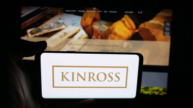 Stuttgart, Almanya - 09-27-2025: Maden şirketi Kinross Gold Corporation 'ın logosunun bulunduğu cep telefonu web sayfası önünde ekranda. Telefon ekranına odaklan.