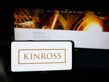 Stuttgart, Almanya - 09-27-2025: Maden şirketi Kinross Gold Corporation 'ın logosunu elinde tutan kişi web sitesinin önünde ekranda. Telefon ekranına odaklan.
