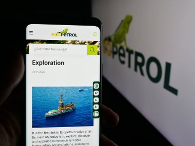 Stuttgart, Almanya - 09-27-2025: Kolombiyalı petrol şirketi Ecopetrol S.A. 'nın internet sayfası olan cep telefonu logonun önünde ekranda. Telefon ekranının merkezine odaklan.