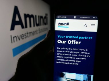 Stuttgart, Almanya - 09-27-2025: Fransız varlık yönetimi şirketi Amundi S.A. 'nın internet sayfası olan cep telefonu logonun önünde ekranda. Telefon ekranının merkezine odaklan.