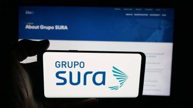 Stuttgart, Almanya - 09-27-2025: Cep telefonunda Kolombiyalı Grupo SURA şirketinin logosu olan kişi web sayfasının önünde ekranda. Telefon ekranına odaklan.