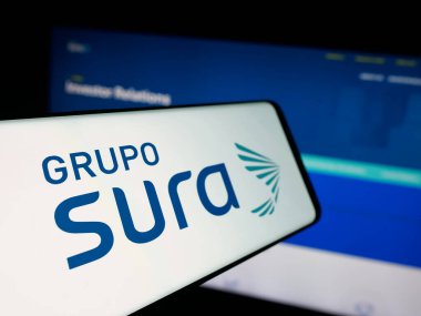 Stuttgart, Almanya - 09-27-2025: Kolombiyalı Grupo SURA şirketinin logosu web sitesinin önünde ekranda. Telefon ekranının merkez soluna odaklan.
