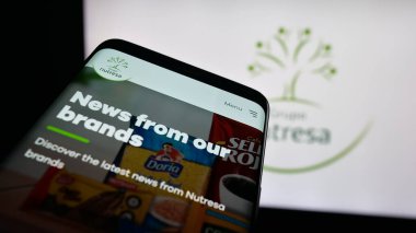Stuttgart, Almanya - 09-27-2025: Kolombiyalı gıda şirketi Grupo Nutresa S.A. 'nın internet sitesiyle birlikte cep telefonu logonun önünde ekranda. Telefon ekranının sol üst kısmına odaklan.