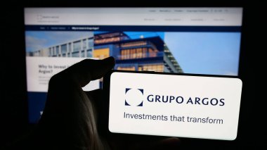 Stuttgart, Almanya - 09-27-2025: Kolombiyalı firma Grupo Argos 'un logosunun bulunduğu cep telefonu web sayfasının önünde ekranda. Telefon ekranına odaklan.