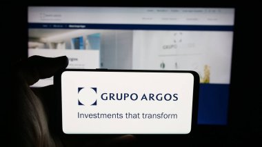 Stuttgart, Almanya - 09-27-2025: Cep telefonunda Kolombiyalı Grupo Argos S.A. şirketinin logosu olan kişi web sayfasının önünde ekranda. Telefon ekranına odaklan.