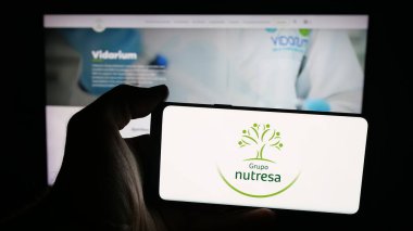 Stuttgart, Almanya - 09-27-2025: Kolombiyalı gıda şirketi Grupo Nutresa S.A. 'nın logosunun bulunduğu cep telefonu web sayfası önünde ekranda. Telefon ekranına odaklan.
