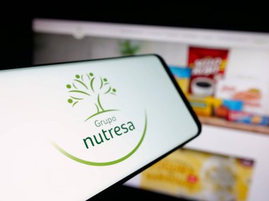 Stuttgart, Almanya - 09-27-2025: Kolombiyalı gıda şirketi Grupo Nutresa S.A. 'nın logolu akıllı telefon web sitesinin önünde ekranda. Telefon ekranının soluna odaklan.