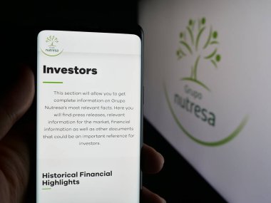 Stuttgart, Almanya - 09-27-2025: Kolombiyalı gıda şirketi Grupo Nutresa S.A. 'nın internet sayfası olan cep telefonu logonun önünde ekranda. Telefon ekranının merkezine odaklan.